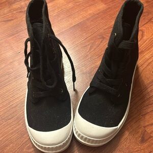 High Top Sneakers. Blk with white bottoms.  Sz 9 medium. Super cute on!